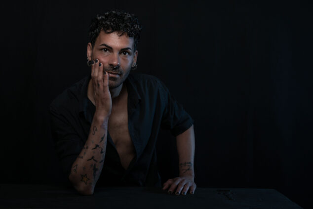 Ritratto artistico di un modello in sala pose, catturato da Piero Fattizzo, che esprime emozione attraverso sguardo e postura