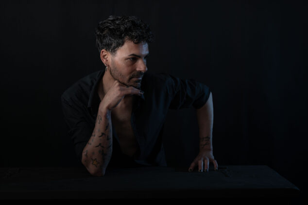 Ritratto artistico di un modello in sala pose, catturato da Piero Fattizzo, che esprime emozione attraverso sguardo e postura