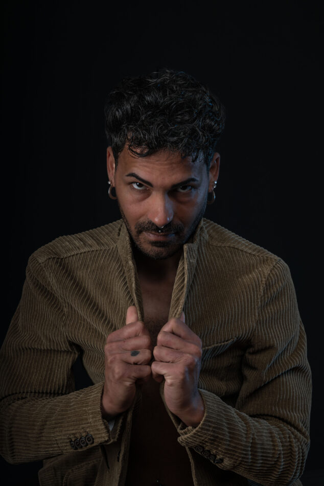 Ritratto artistico di un modello in sala pose, catturato da Piero Fattizzo, che esprime emozione attraverso sguardo e postura