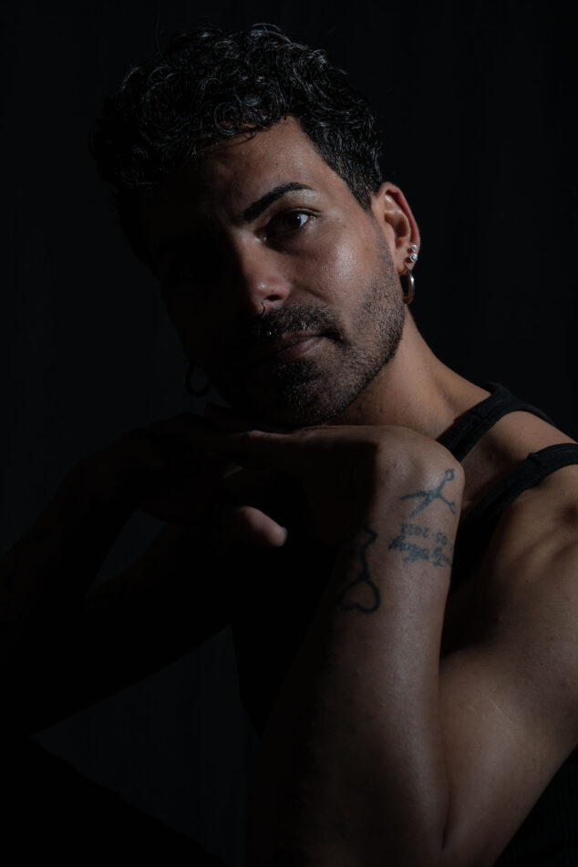 Ritratto di un modello in studio, catturato da Piero Fattizzo Fotografo, con focus su espressione e dettagli del viso